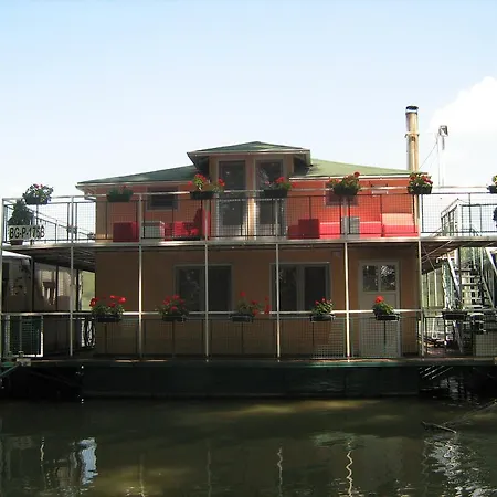 Jahting Klub Kej Gasthof Belgrad